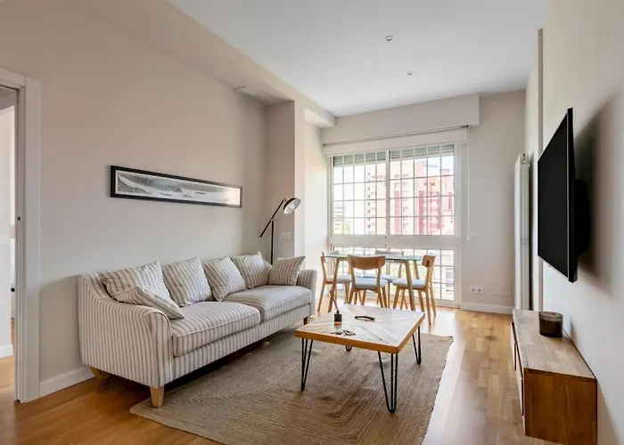 Bright Modern-2Bedroom 1Bathroom -Av. de América