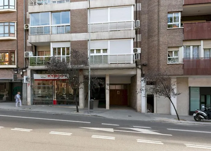 Bright Modern-2Bedroom 1Bathroom -Av. de América